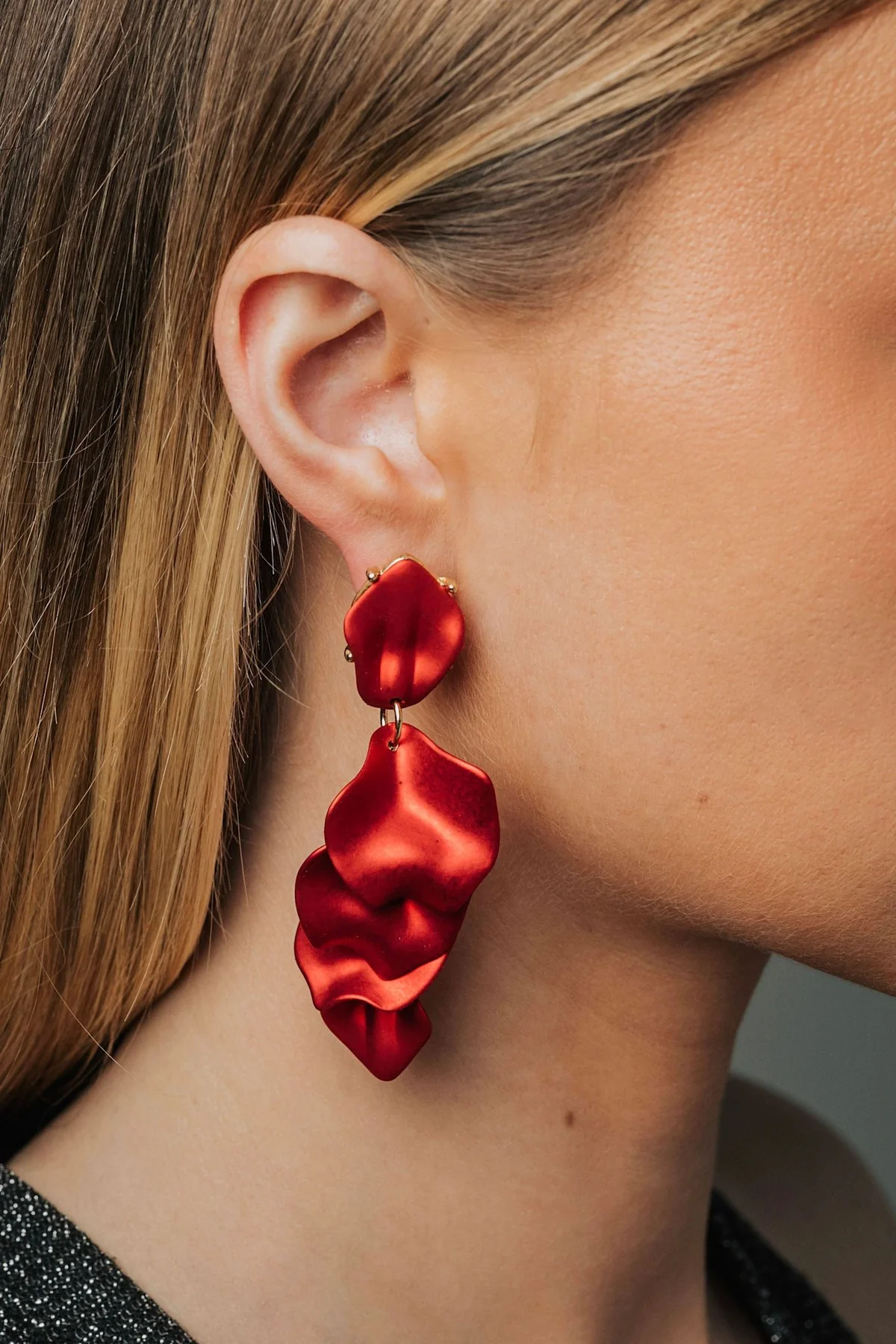 Leaf earrings metallic