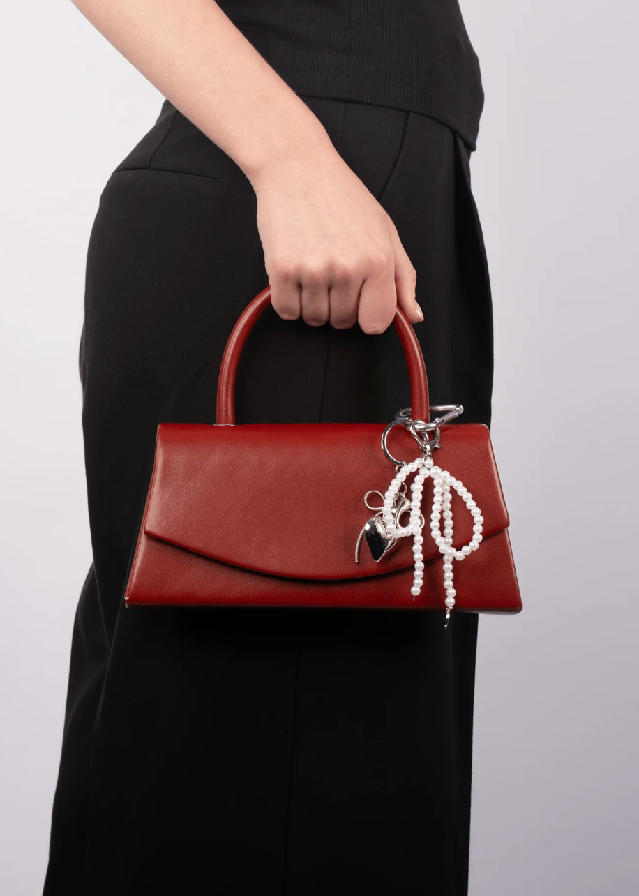Overlapping colsure handbag
